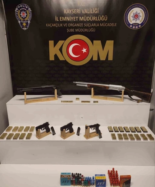 Silah kaçakçıları polisten kaçamadı
