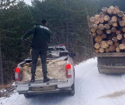 Simav’da orman yolunda kalan kamyonların imdadına orman işletme müdürlüğü ekipleri yetişti
