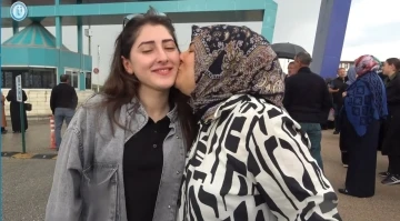 Sınava giren kızından daha heyecanlı olan anne: &quot;Çok heyecanlıyım düğmelerimi bile yanlış ilikledim&quot;
