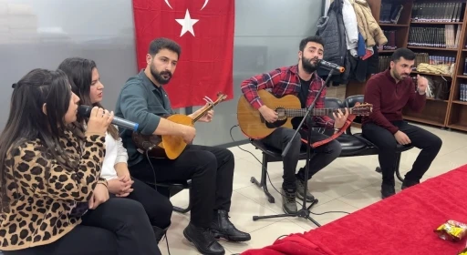 Sınavlara hazırlanan öğrencilere ders arası müzik
