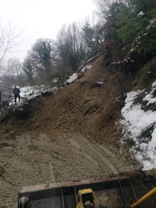 Sinop’ta toprak kayması: Köy yolu ulaşıma kapandı
