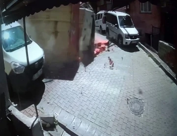 Şişli’de kamyonun balkonu yıkıp devrildiği anlar kamerada: Ortalığı savaş alanına çevirdi
