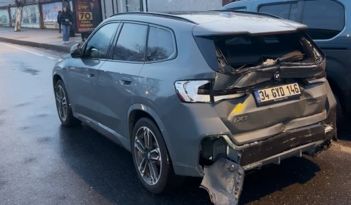 Şişli’de kırmızı ışıkta duramayan İETT Otobüsü öndeki jipe çarptı: 2 yaralı
