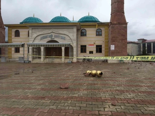 Sivas’ta cami minaresine yıldırım düştü
