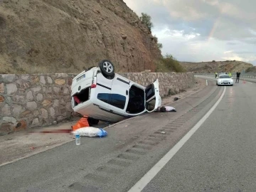 Sivas’ta hafif ticari araç devrildi: 1 ölü, 2 yaralı
