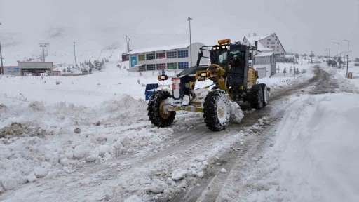 Sivas’ta yoğun kar nedeniyle 230 yerleşim yerine ulaşım sağlanamıyor
