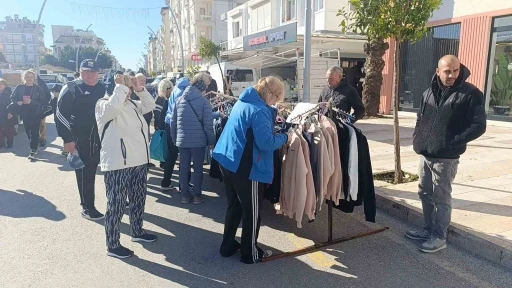 Soğuk havada tezgah açan esnaf turistlerden nasibini aldı
