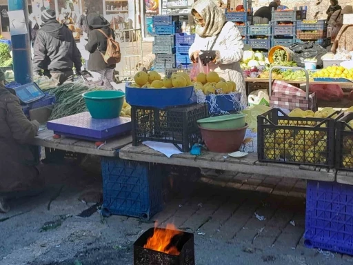 Menteşe’de Pazarcılar Isınmak İçin Ateş Yaktı