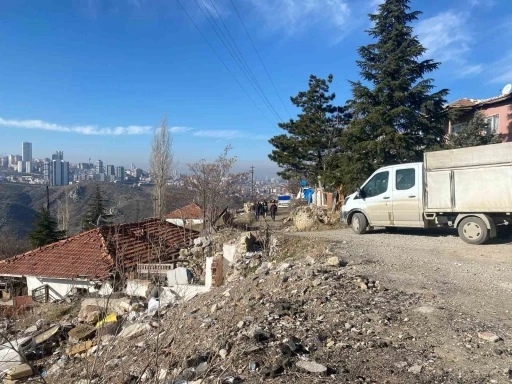 Sokak köpeklerinin saldırdığı depremzede kadın bebeğini kaybetme tehlikesi yaşıyor
