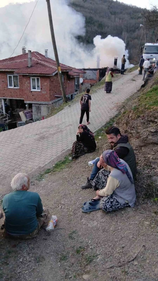 Son anda yanmaktan kurtuldular, çaresizce alevleri izlediler
