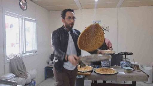 Sosyal medya fenomeni, takipçi sayısının 500 binin üzerine çıkmasını vatandaşlara künefe dağıtarak kutladı
