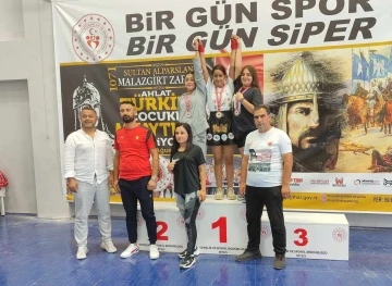 Sporcu Özlem Yanak, Muaythaide birinci oldu
