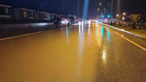 Su baskını nedeniyle trafiğe kapanan İzmir - Çanakkale Karayolu tekrar trafiğe açıldı
