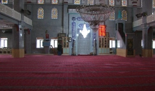 Sultangazi’de akli dengesi bozuk şüpheli cami imamını darp etti: Cemaat tarafından etkisiz hale getirildi
