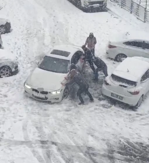 Sultangazi’de araçlar kara gömüldü, vatandaşları otomobili böyle kurtarmaya çalıştı
