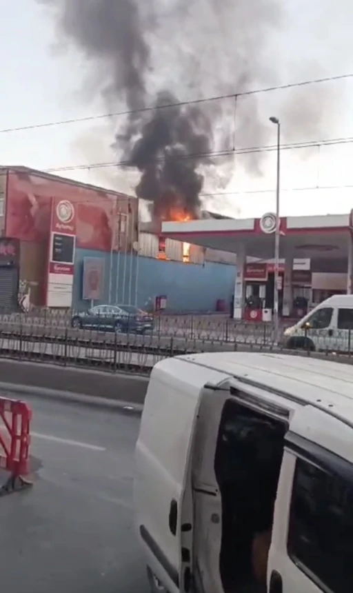 Sultangazi’de oto tamirhanesinde korkutan yangın
