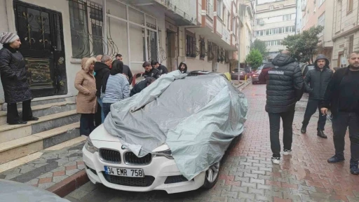 Sultangazi’de üzerine çakıldığı otomobilin cam tavanı kırılınca içine düştü
