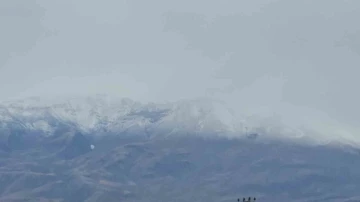 Süphan Dağı’na mevsimin ilk karı yağdı
