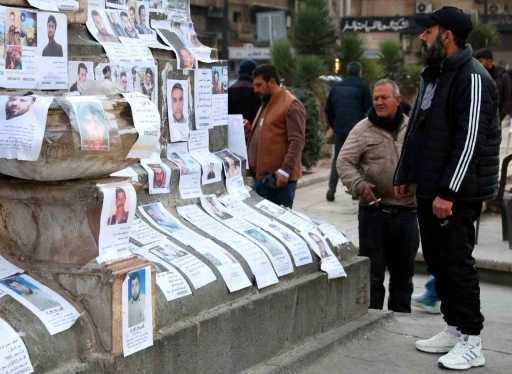 Suriyeliler, Merce Meydanı’na astıkları fotoğraflarla yakınlarını arıyor
