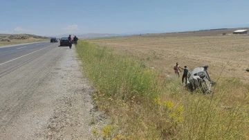 Takla atan otomobildeki 2 kişi kazayı hafif sıyrıklarla atlattı
