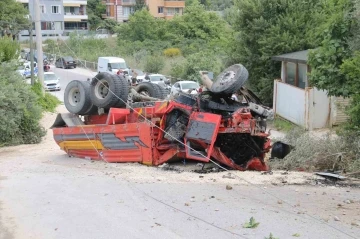 Takla atarak hurdaya dönen hafriyat kamyonunun sürücüsü yaralandı
