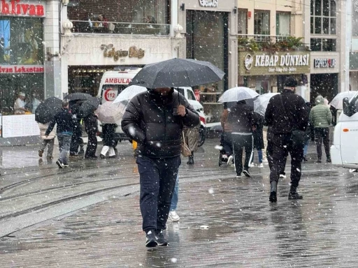 Taksim’de kar yağışı etkisini göstermeye başladı
