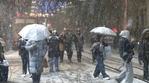 Taksim’de kar yağışı gece saatlerinde etkisini gösterdi
