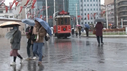 Taksim’de soğuk ve yağışlı hava etkisini sürdürüyor
