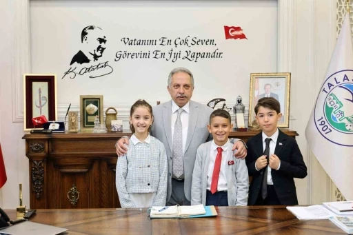 Talas’ta başkanlık koltuğuna çocuklar oturdu
