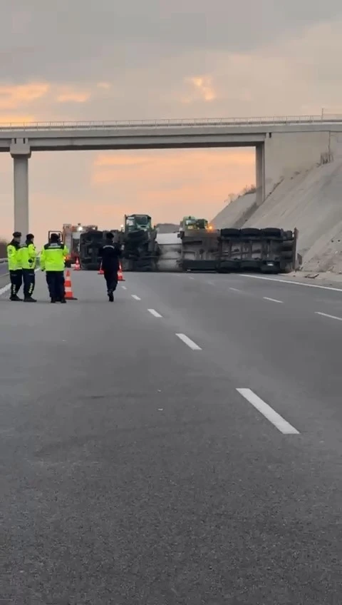 Tanker devrildi, Bursa İzmir otobanı trafiğe kapandı
