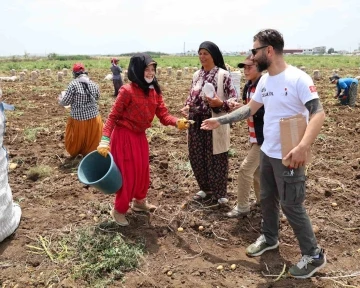 Tarlada çalışan çocuklara ’Dondurma’ molası
