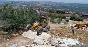 Tarsus’ta köy yolları yenileniyor
