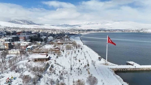 Tatvan’da kar yağışından sonra kartpostallık görüntüler
