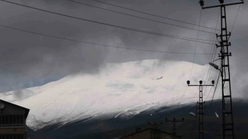 Tatvan’ın yüksek kesimleri beyaza büründü
