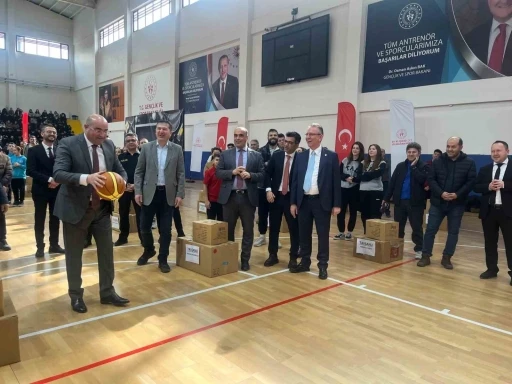 Tavşanlı’da 32 okula spor malzemesi desteği
