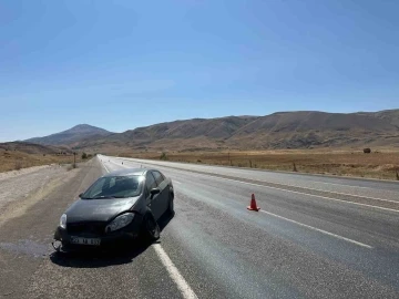 Tekeri patlayan otomobil su kanalına düştü
