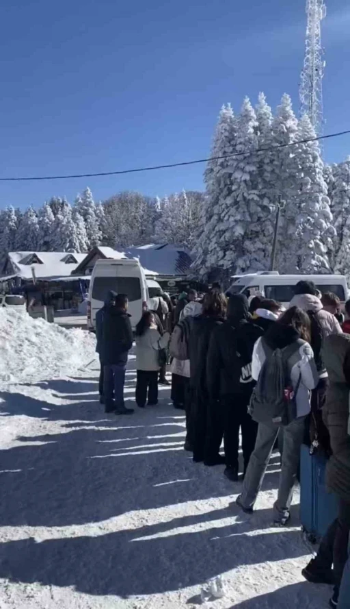 Teleferik gelmedi, vatandaşlar metrelerce kuyruk oluşturdu
