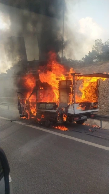 TEM’de alevlere teslim olan kamyonet küle döndü
