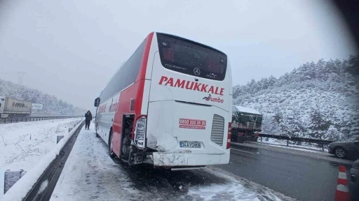 TEM’de aynı noktada 6 aracın karıştığı 3 farklı kaza: 1 yaralı
