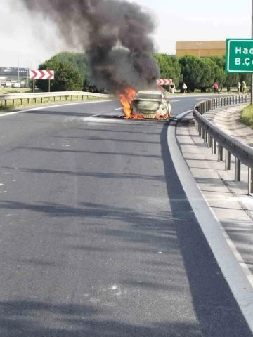 TEM Otoyolu’nda seyir halindeki otomobil alev alev yandı
