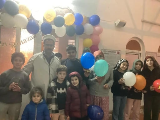 Teravih Namazı’na gelen çocuklara balon ve ikram
