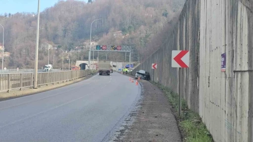 Ters yönde seyreden araca çarpmamak için kaza yaptı
