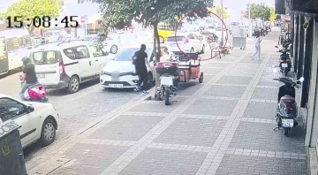 Ticari taksinin çarptığı motosikletlinin asfalt zemine düşme anları kamerada
