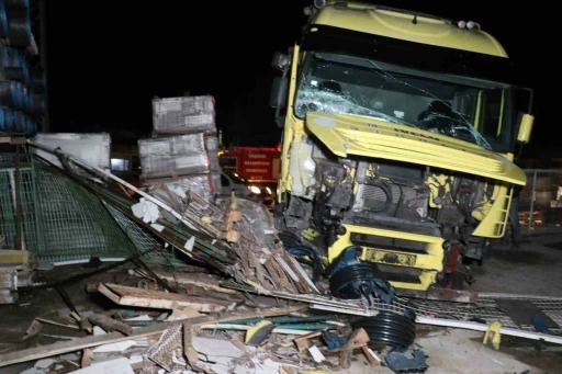 Tır iş yerine daldı, o anlar kameraya yansıdı
