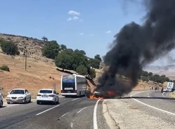 Tıra çarpan otomobil alev aldı: 1 yaralı
