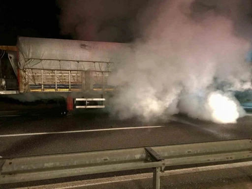 Tırın alev alev yanan lastikleri itfaiye ekiplerince söndürüldü
