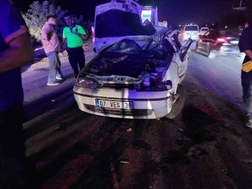 Tırla otomobilin çarpıştığı kazada 5 kişi yaralandı
