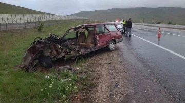 Tofaş otomobil adeta ortadan ikiye bölündü
