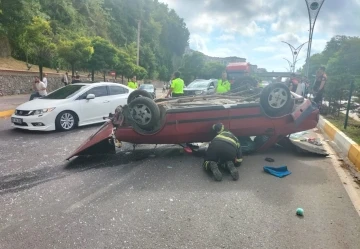 Tofaş taklalar atarak durabildi: 2 yaralı
