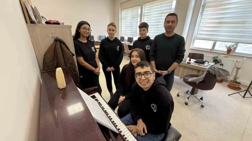 Tokat Güzel Sanatlar Lisesi’nin ilk otizmli öğrencisi Alperen, arkadaşlarının gözdesi oldu
